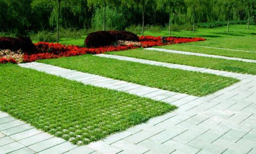 公园内花园景观砖路面